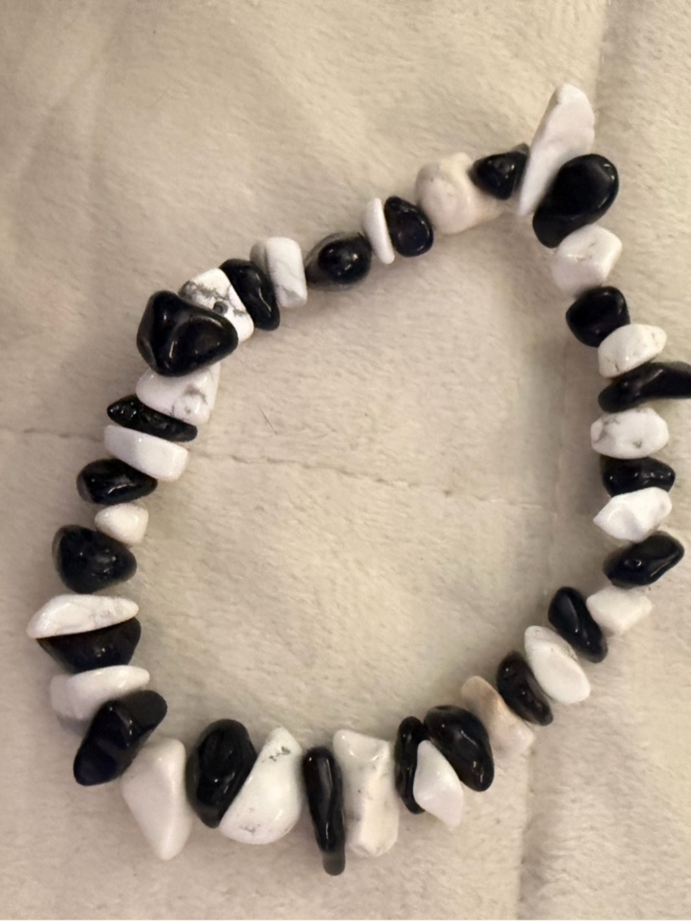 Black and White Chip Bead Stretch Necklace